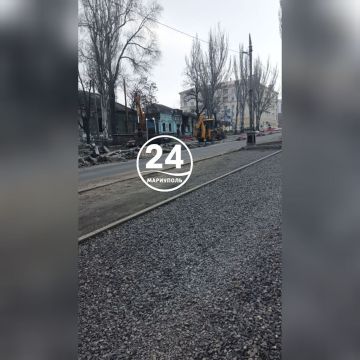 На улице Артема в Мариуполе демонтируют трамвайные рельсы