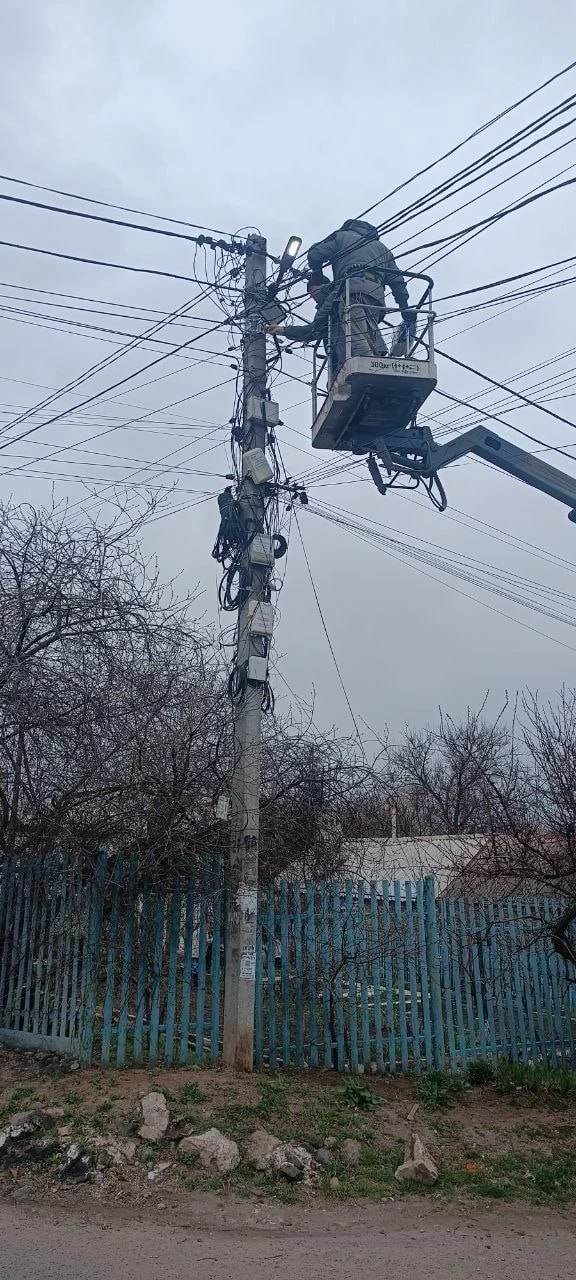 Мариупольские энергетики продолжают инспектировать сети наружного освещения