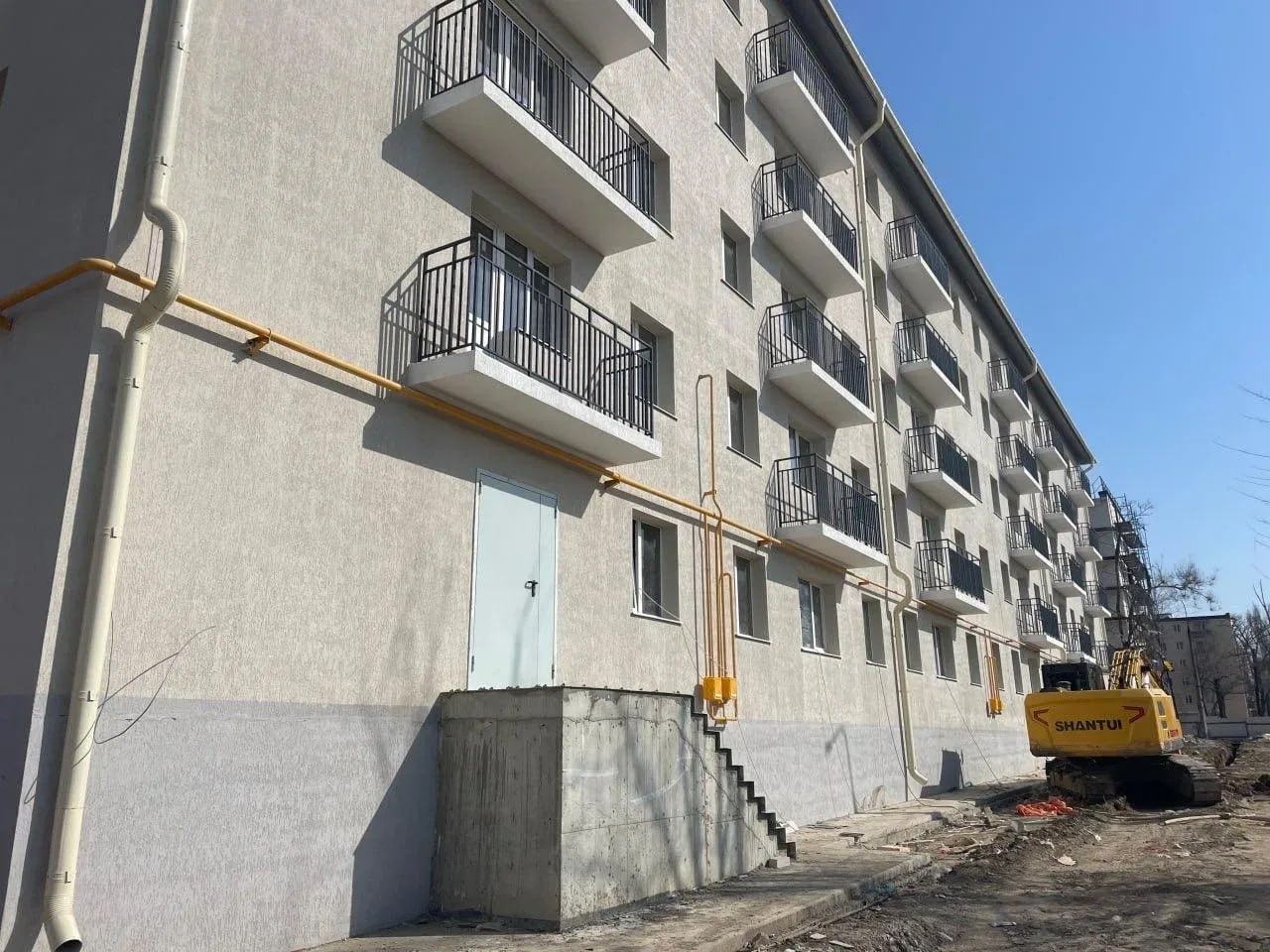 Строители из Подмосковья восстанавливают пятиэтажку в Орджоникидзевском районе