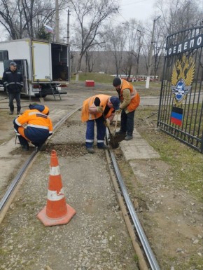 Мариупольтранс: Сотрудники службы по обслуживанию и ремонту пути ГУП ДНР «МАРИУПОЛЬТРАНС» ежедневно производят ремонт трамвайного пути, а также выполнили ремонт и регулировку на кривых участках для обеспечения бесперебойного...