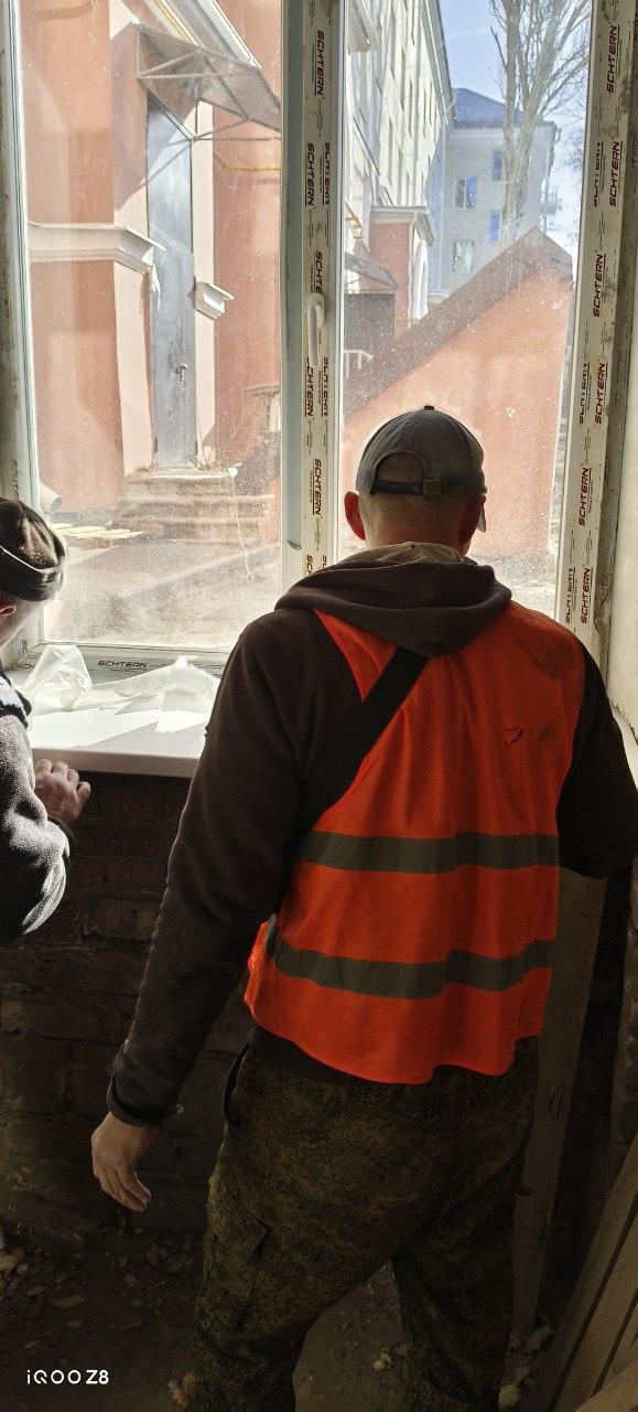 Строители из Ленобласти начали благоустройство многоквартирного дома в Мариуполе