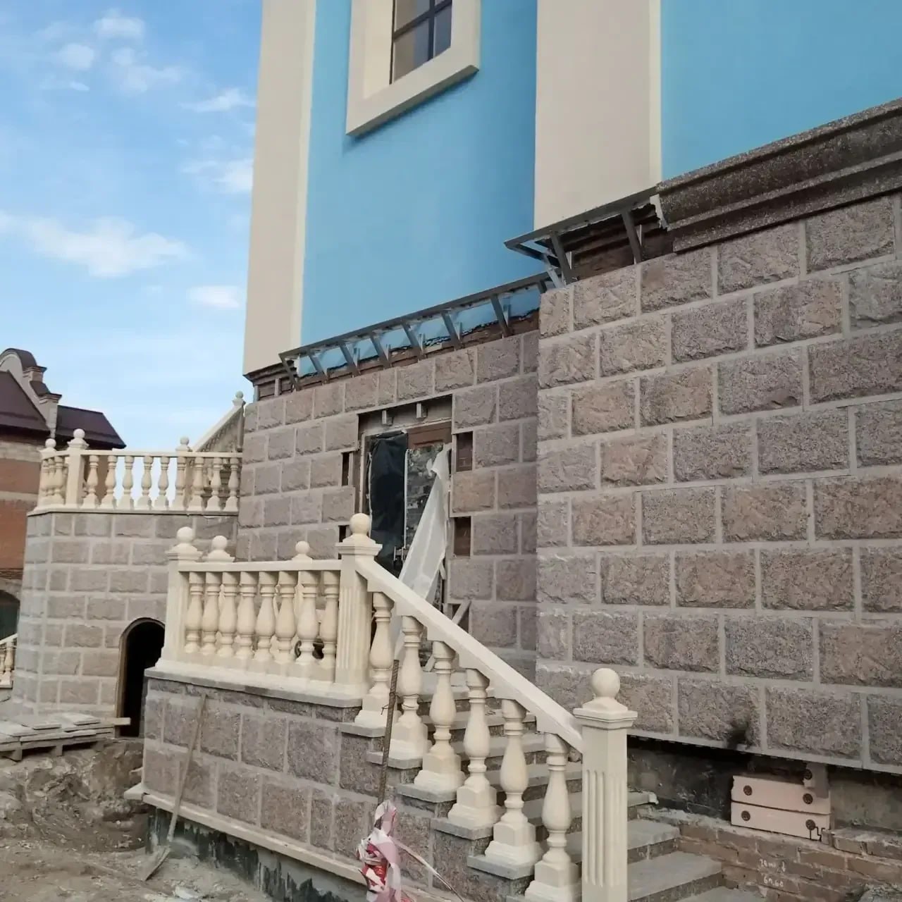 Специалисты из Санкт-Петербурга продолжают ремонт фасада Собора Покрова Божьей Матери Специалисты из Санкт-Петербурга продолжают ремонт фасада Собора Покрова Божьей Матери