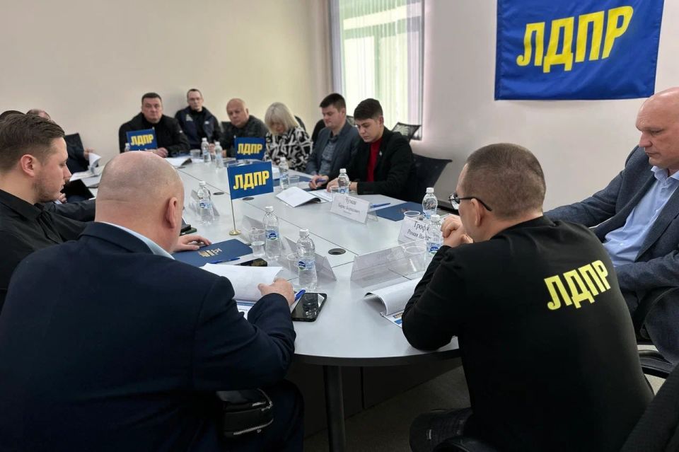 Андрей Крамар: Второй день на улице благодать! И как же классно хоть на часок-другой в воскресенье отринуть все заботы и нервы – и выбраться на прогулку по набережной: неторопливо идти вдоль Кальмиуса, подставляя лицо... Андрей Крамар: Второй день на улице благодать! И как же классно хоть на часок-другой в воскресенье отринуть все заботы и нервы – и выбраться на прогулку по набережной: неторопливо идти вдоль Кальмиуса, подставляя лицо...