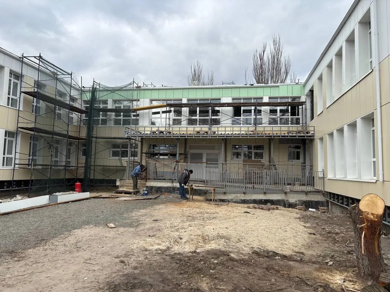 В центре соцреабилитации детей-инвалидов тульские строители смонтировали новые входные группы