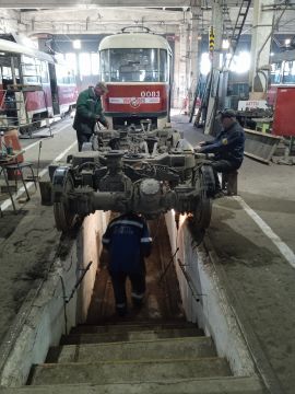 Мариупольтранс: Ежедневно специалисты трамвайного депо ГУП ДНР «МАРИУПОЛЬТРАНС» проводят технический осмотр и выпуск на линию трамваев