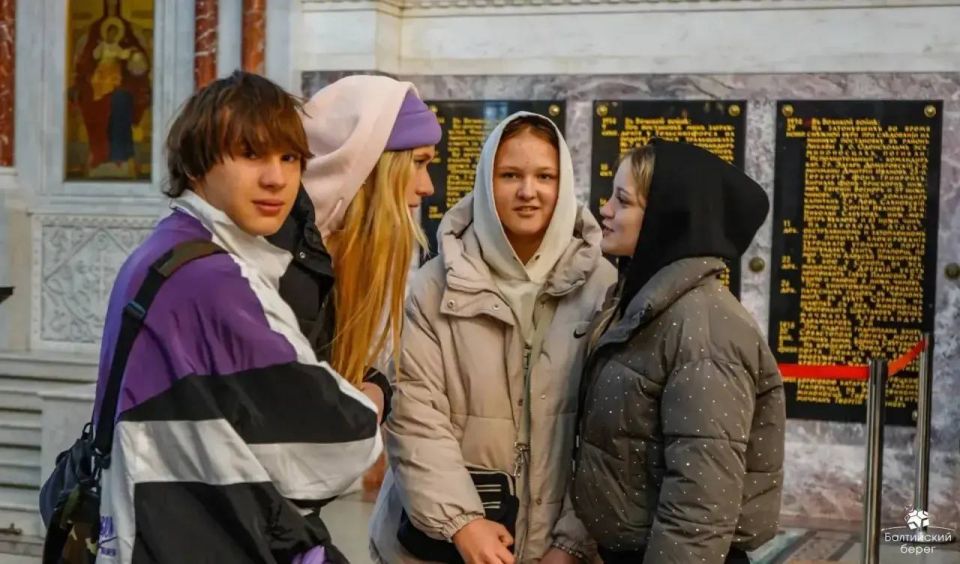 Школьники из Мариуполя побывали на первой обзорной экскурсии по Санкт-Петербургу Школьники из Мариуполя побывали на первой обзорной экскурсии по Санкт-Петербургу