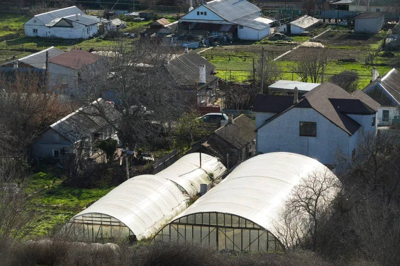 Мариупольские Бакаи. Название этого места происходит от аббревиатуры БКИ - «Большой Карьерный Интеграт» Мариупольские Бакаи. Название этого места происходит от аббревиатуры БКИ - «Большой Карьерный Интеграт»