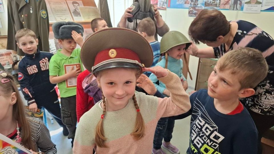 Будущие первоклассники знакомятся со школой Будущие первоклассники знакомятся со школой