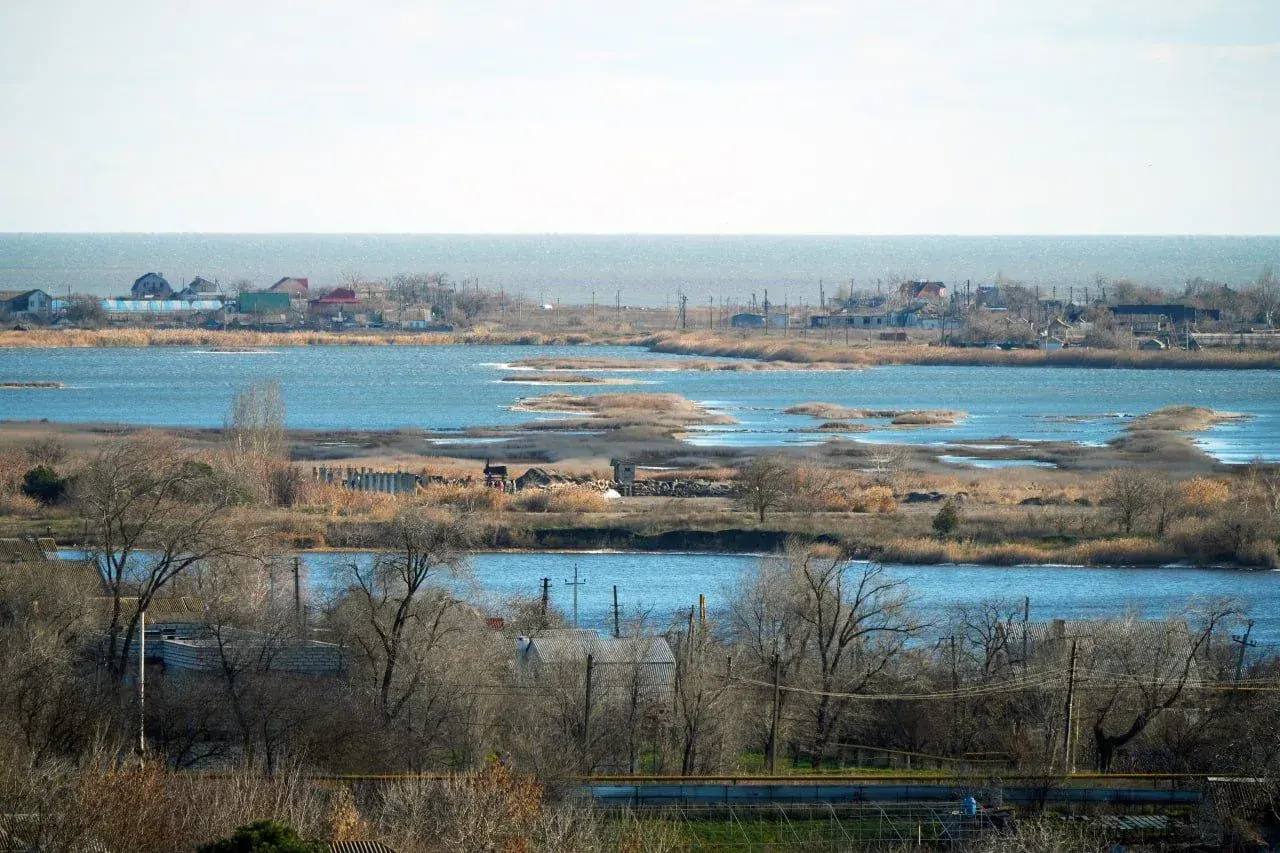 Мариупольские Бакаи. Название этого места происходит от аббревиатуры БКИ - «Большой Карьерный Интеграт» Мариупольские Бакаи. Название этого места происходит от аббревиатуры БКИ - «Большой Карьерный Интеграт»