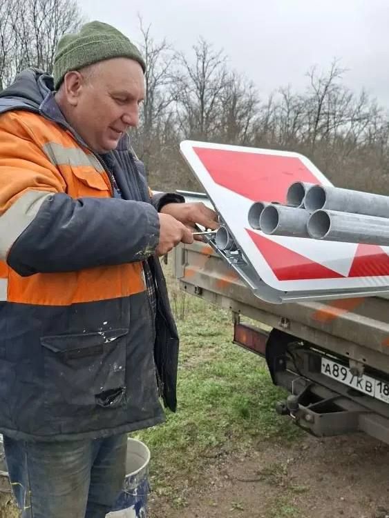 #СОДЕРЖАНИЕ_СВОД за сутки. Рассказываем, какие работы в рамках содержания выполнили за прошедшие сутки: на участке дороги Захаровка – Полевое установили новые дорожные знаки произвели уборку поваленных деревьев на дорогах: #СОДЕРЖАНИЕ_СВОД за сутки. Рассказываем, какие работы в рамках содержания выполнили за прошедшие сутки: на участке дороги Захаровка – Полевое установили новые дорожные знаки произвели уборку поваленных деревьев на дорогах: