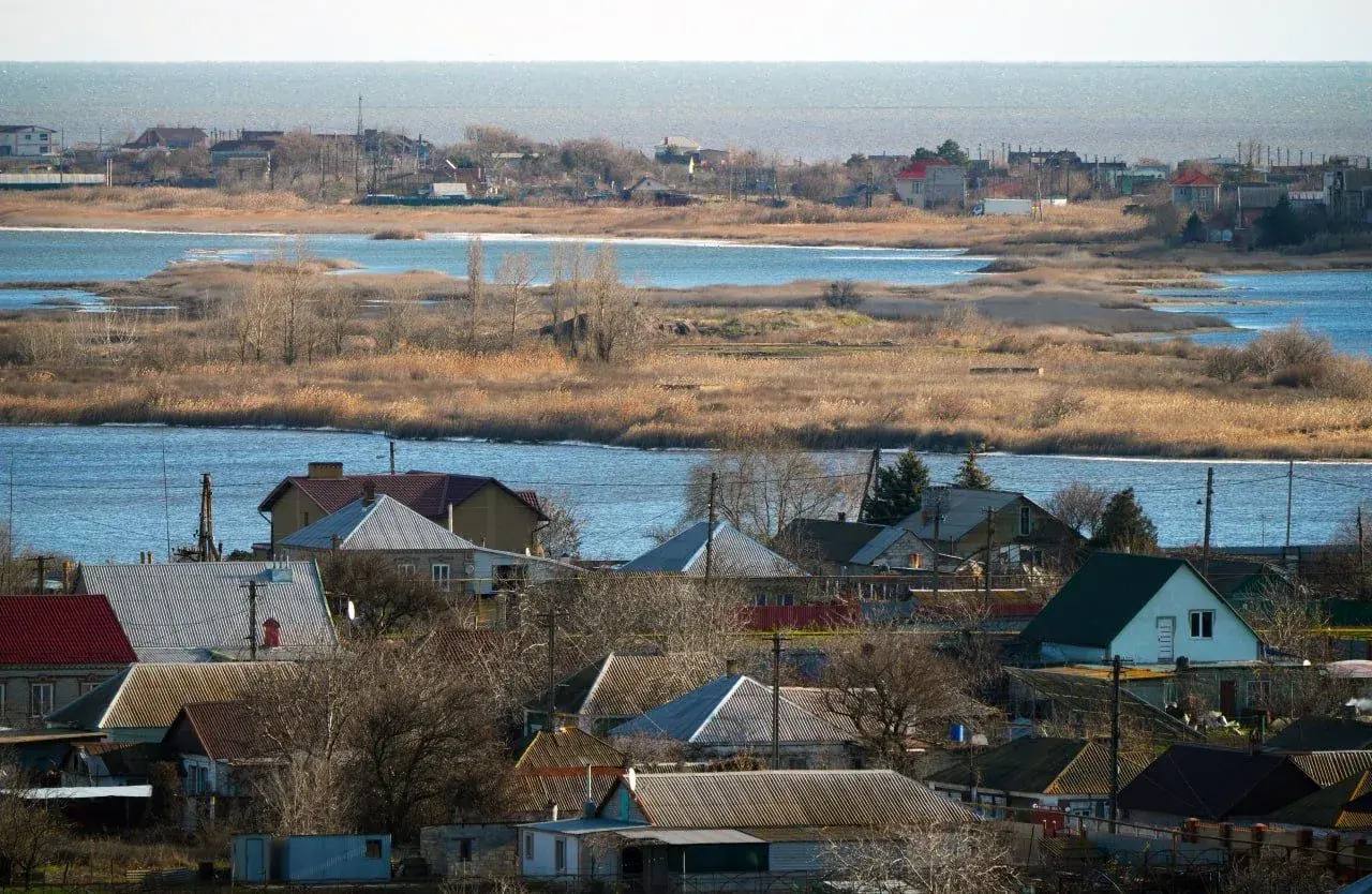 Мариупольские Бакаи. Название этого места происходит от аббревиатуры БКИ - «Большой Карьерный Интеграт» Мариупольские Бакаи. Название этого места происходит от аббревиатуры БКИ - «Большой Карьерный Интеграт»