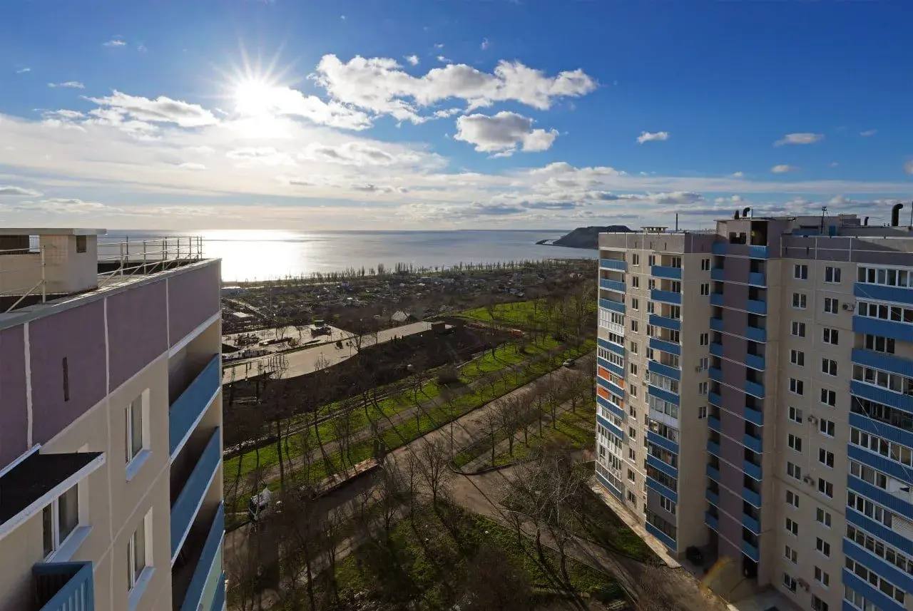 Мариупольские Бакаи. Название этого места происходит от аббревиатуры БКИ - «Большой Карьерный Интеграт» Мариупольские Бакаи. Название этого места происходит от аббревиатуры БКИ - «Большой Карьерный Интеграт»