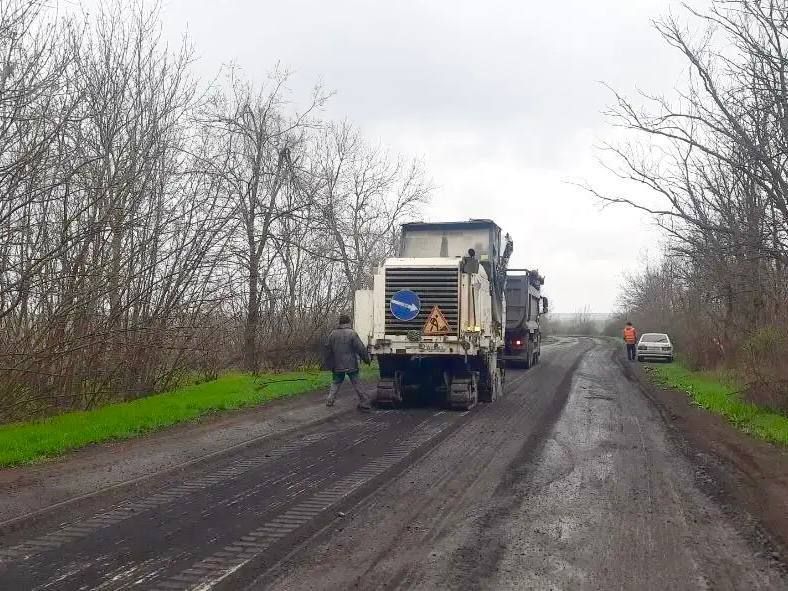 В Амвросиевском районе приступили к ремонту автомобильной дороги Шахтное - Степано-Крынка – Обрезное В Амвросиевском районе приступили к ремонту автомобильной дороги Шахтное - Степано-Крынка – Обрезное