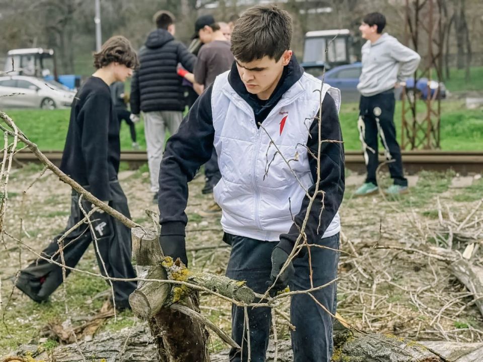 Антон Кольцов: Провели очередной общегородской субботник Антон Кольцов: Провели очередной общегородской субботник