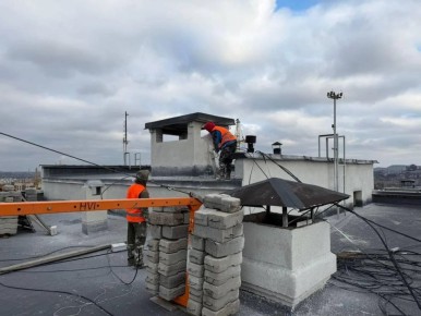 Строители из Ленобласти ведут отделку фасада многоквартирного дома на проспекте Металлургов