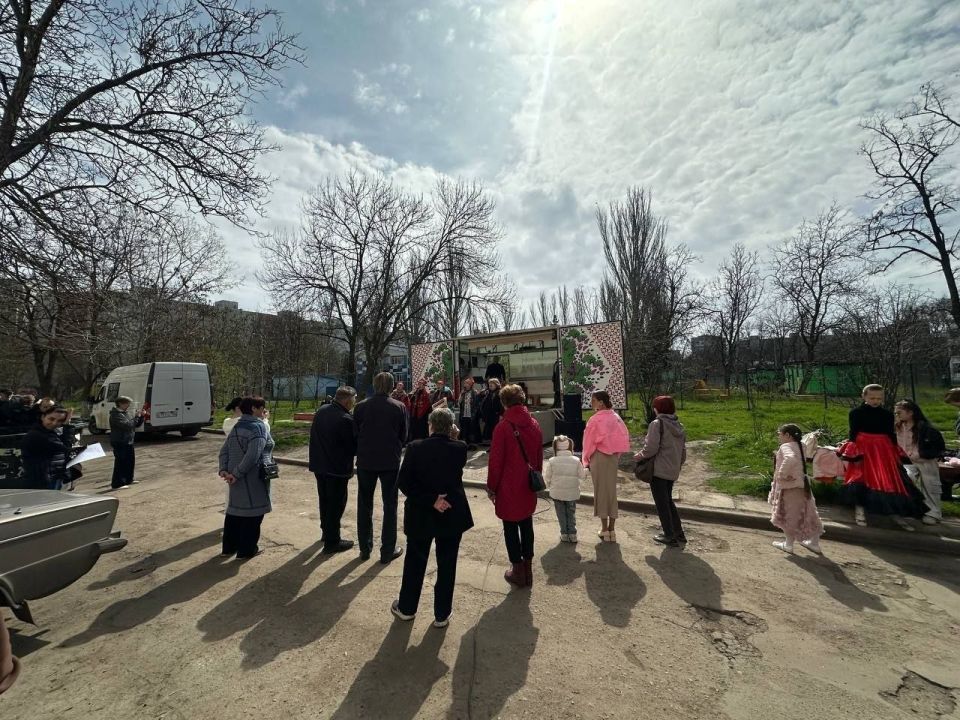 Искусство на колесах: Автоклуб «Единой России» привез праздник на улицу Урицкого! Искусство на колесах: Автоклуб «Единой России» привез праздник на улицу Урицкого!