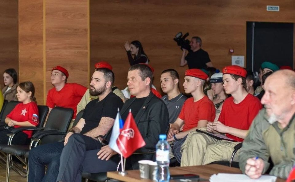 4 апреля в Доме молодёжи «30/09» состоялся первый среди юнармейцев турнир смеха «Армейский юмор», прошедший в рамках национального проекта «Молодёжь и дети»! 4 апреля в Доме молодёжи «30/09» состоялся первый среди юнармейцев турнир смеха «Армейский юмор», прошедший в рамках национального проекта «Молодёжь и дети»!