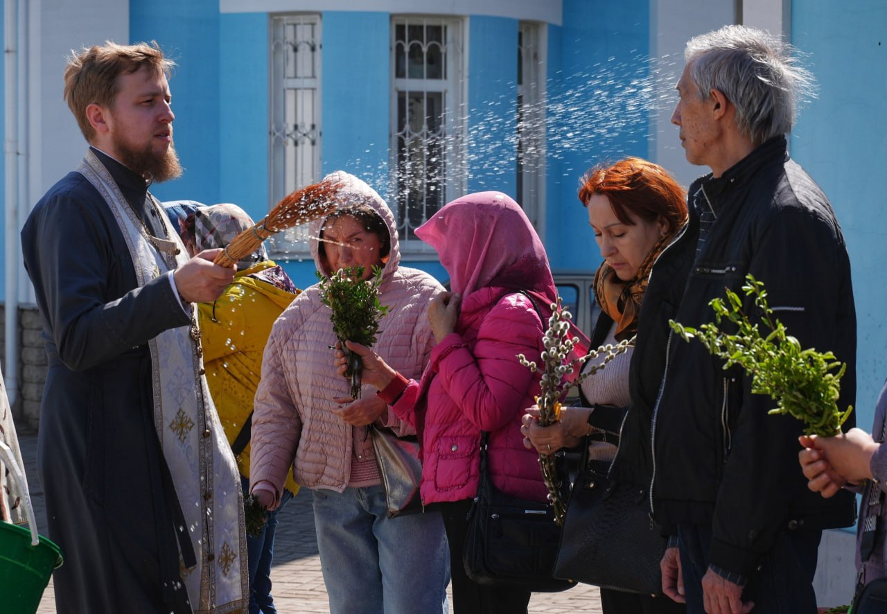 Освящение вербы в Свято-Николаевском храме Мариуполя собрало множество верующих - каждые 5-10 минут выстраиваются новые десятки прихожан Освящение вербы в Свято-Николаевском храме Мариуполя собрало множество верующих - каждые 5-10 минут выстраиваются новые десятки прихожан