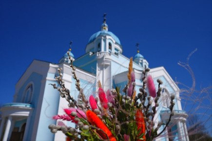 Освящение вербы в Свято-Николаевском храме Мариуполя собрало множество верующих - каждые 5-10 минут выстраиваются новые десятки прихожан