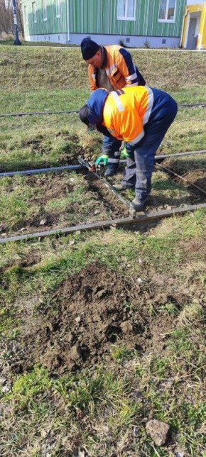 Мариупольтранс: Сотрудники службы по обслуживанию и ремонту пути ГУП ДНР «МАРИУПОЛЬТРАНС» ежедневно выполняют ремонт трамвайного пути и производят уборку нанесенного грунта на закреплённых территориях