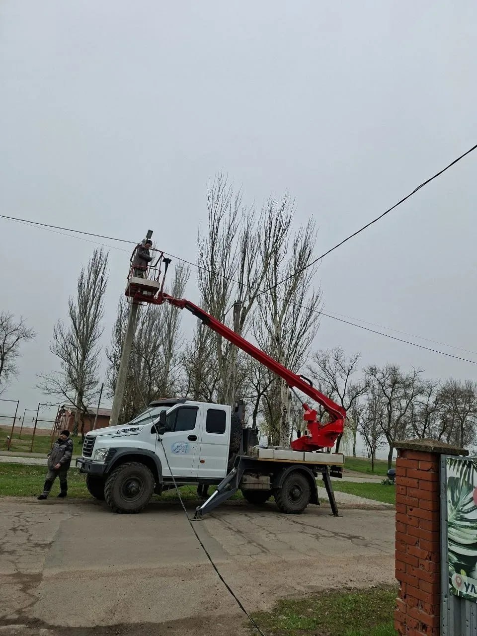 За неделю на улицах Мариуполя энергетики установили 230 новых светильников