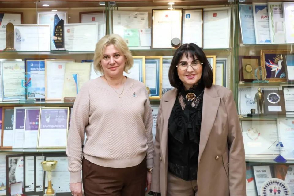 Делегация из Мариуполя посетила петербургскую ИТШ №777 Делегация из Мариуполя посетила петербургскую ИТШ №777