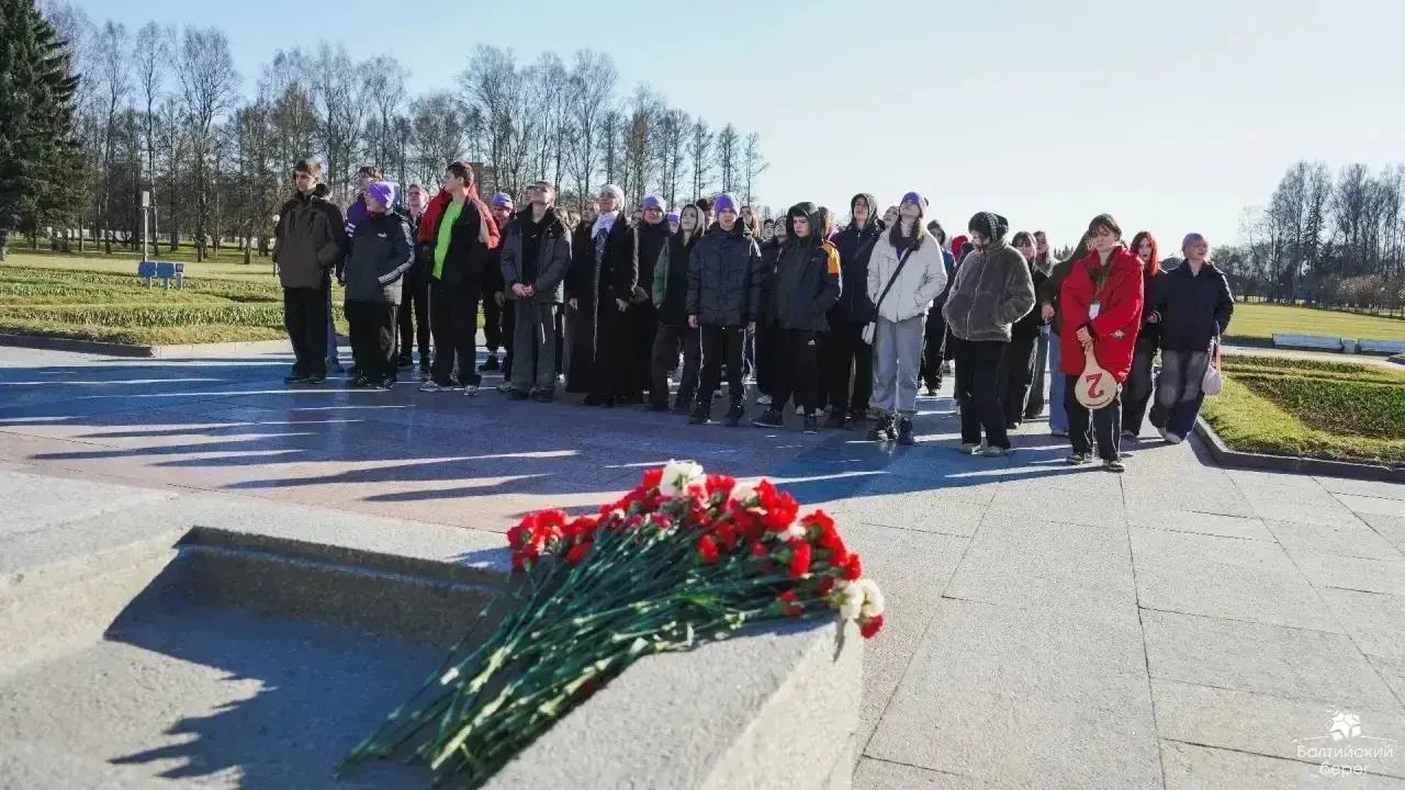 Школьники из Мариуполя посетили Пискаревское мемориальное кладбище Школьники из Мариуполя посетили Пискаревское мемориальное кладбище