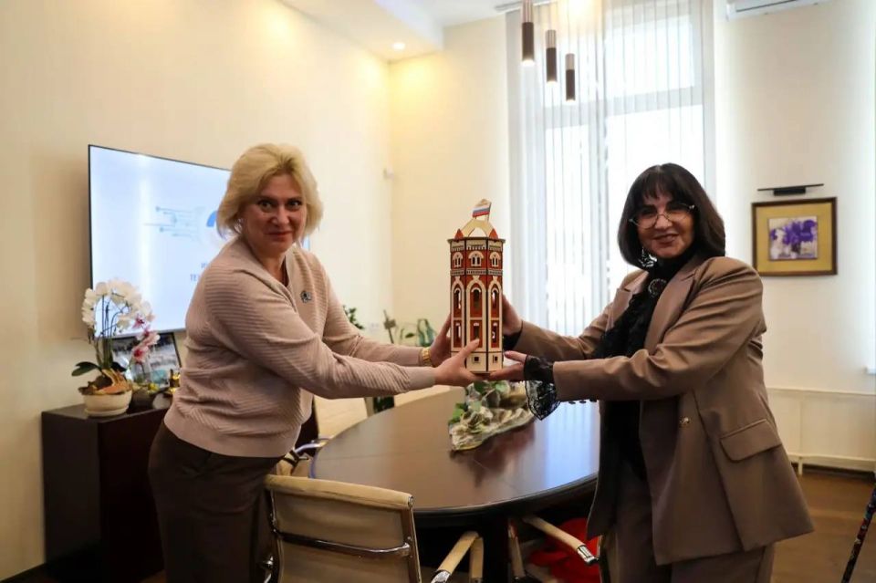 Делегация из Мариуполя посетила петербургскую ИТШ №777 Делегация из Мариуполя посетила петербургскую ИТШ №777