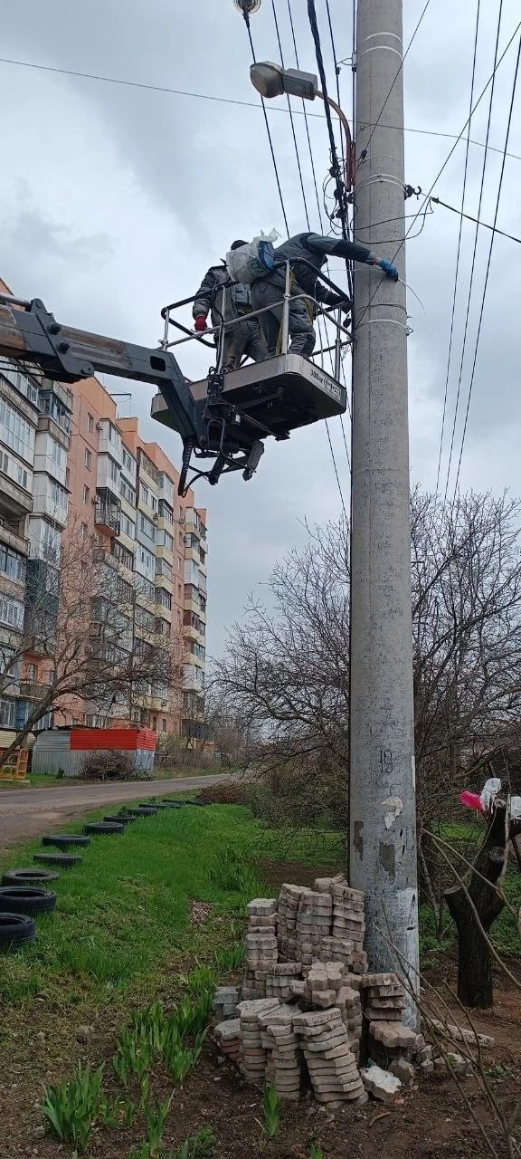 За неделю на улицах Мариуполя энергетики установили 230 новых светильников За неделю на улицах Мариуполя энергетики установили 230 новых светильников