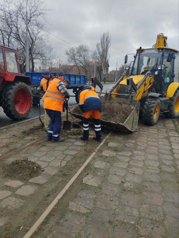 Мариупольтранс: Сотрудники службы по обслуживанию и ремонту пути ГУП ДНР «МАРИУПОЛЬТРАНС» ежедневно выполняют ремонт трамвайного пути и производят уборку нанесенного грунта на закреплённых территориях Мариупольтранс: Сотрудники службы по обслуживанию и ремонту пути ГУП ДНР «МАРИУПОЛЬТРАНС» ежедневно выполняют ремонт трамвайного пути и производят уборку нанесенного грунта на закреплённых территориях
