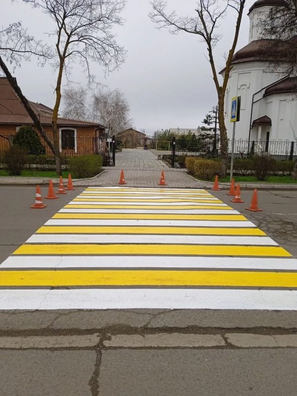 Дорожники обновляют пешеходную разметку у мариупольских храмов Дорожники обновляют пешеходную разметку у мариупольских храмов
