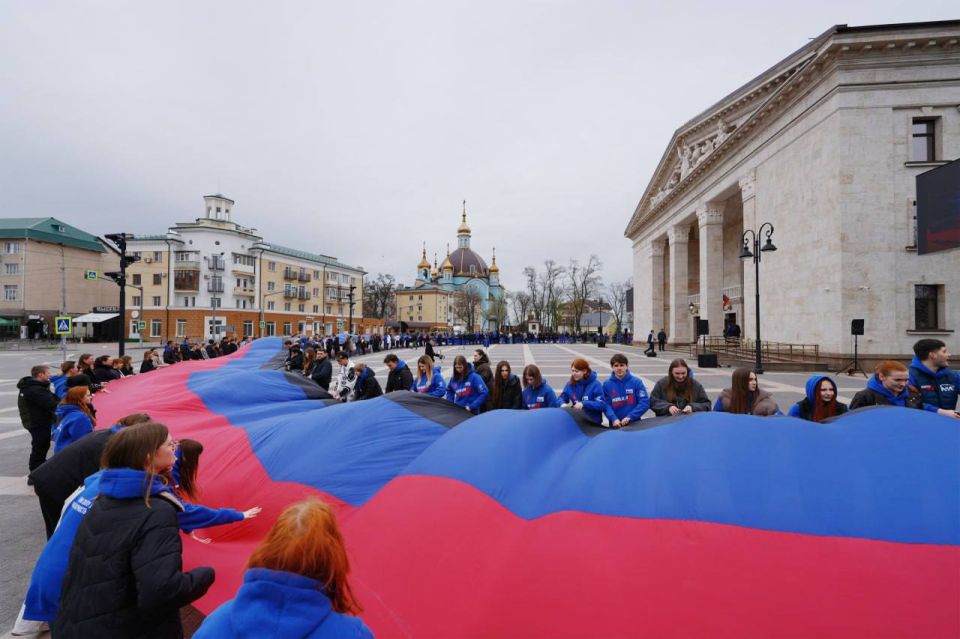 «200 метров гордости»: Огромный флаг ДНР растянули вокруг Мариупольского драмтеатра «200 метров гордости»: Огромный флаг ДНР растянули вокруг Мариупольского драмтеатра