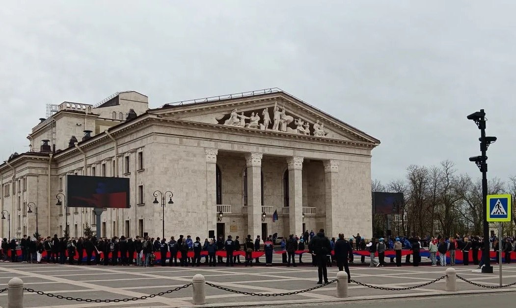 Только что на Театральной площади завершилось мероприятие, посвященное сегодняшней дате - Дню Донецкой народной Республики