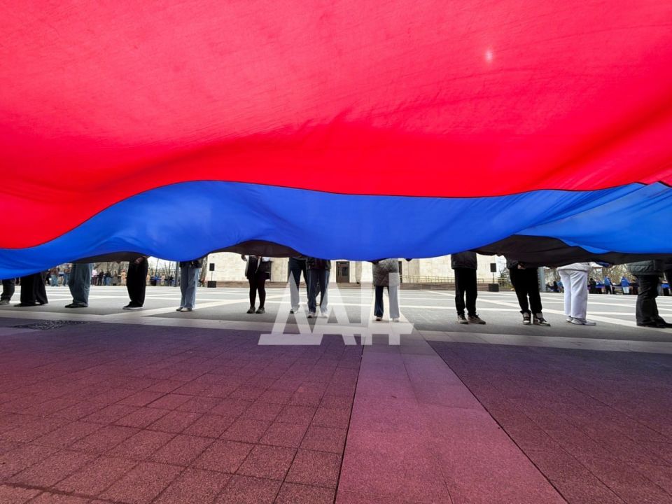 200-метровый флаг Республики развернули в Мариуполе 200-метровый флаг Республики развернули в Мариуполе