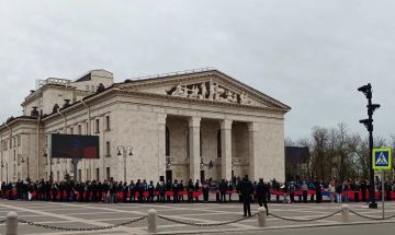 Только что на Театральной площади завершилось мероприятие, посвященное сегодняшней дате - Дню Донецкой народной Республики