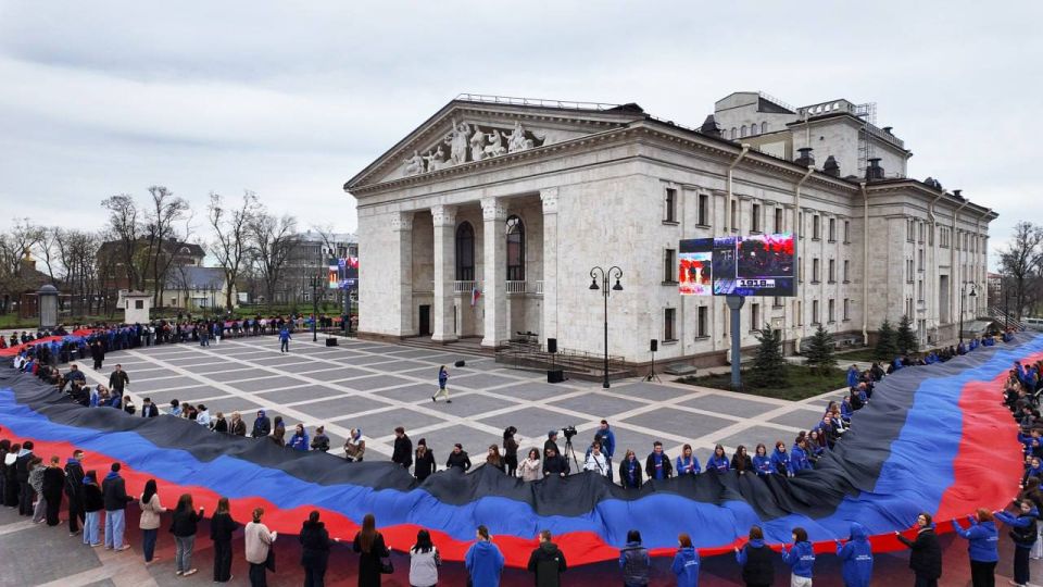 «200 метров гордости»: Огромный флаг ДНР растянули вокруг Мариупольского драмтеатра «200 метров гордости»: Огромный флаг ДНР растянули вокруг Мариупольского драмтеатра