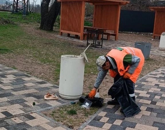 Коммунальщики продолжают благоустройство территорий общего пользования