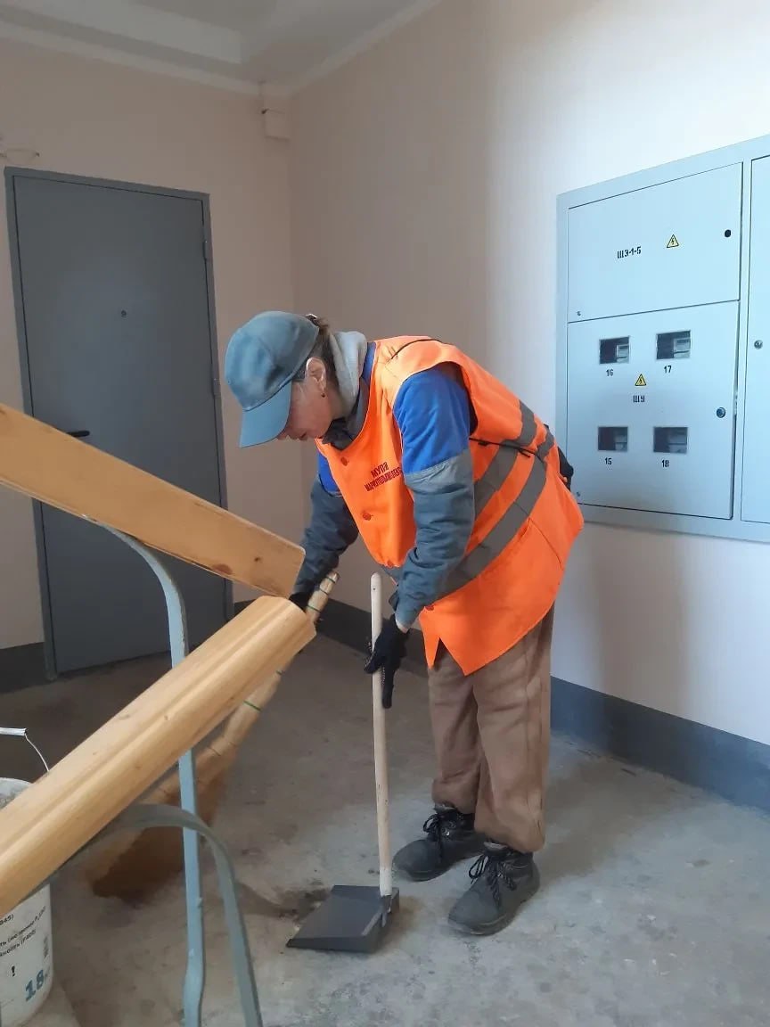 В Мариуполе коммунальщики благоустроили еще более 60 придомовых территорий