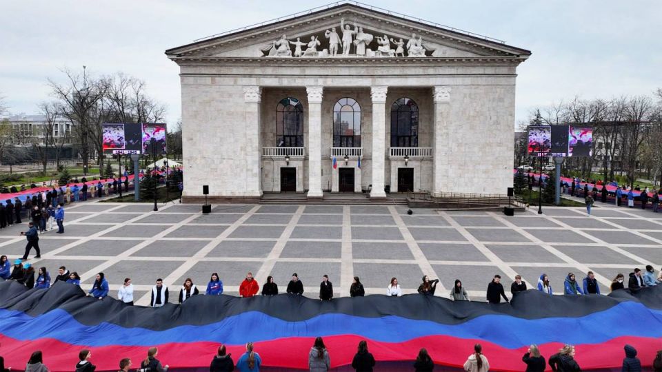 «200 метров гордости»: Огромный флаг ДНР растянули вокруг Мариупольского драмтеатра «200 метров гордости»: Огромный флаг ДНР растянули вокруг Мариупольского драмтеатра
