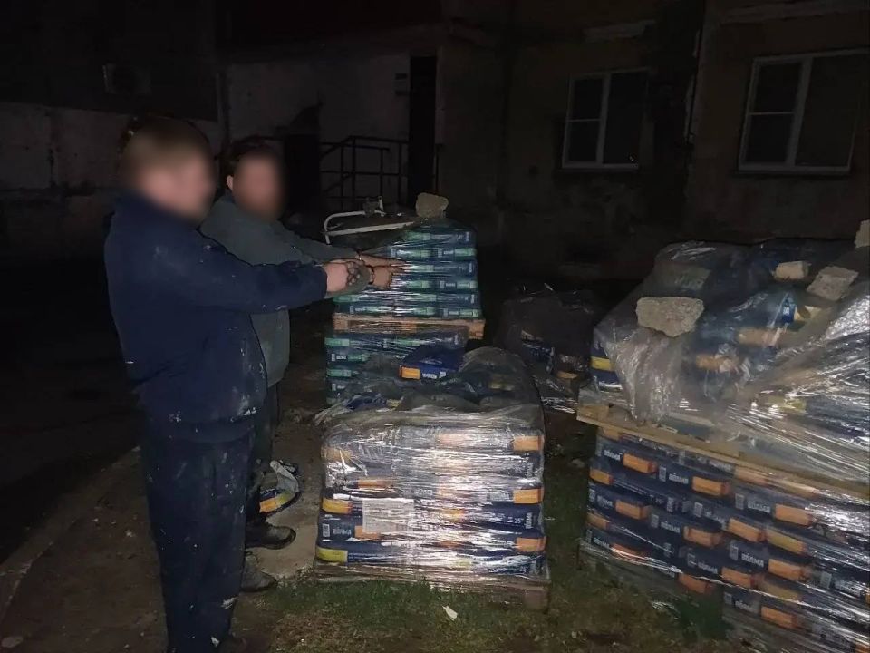 В Мариуполе сотрудники полиции задержали двух воров В Мариуполе сотрудники полиции задержали двух воров
