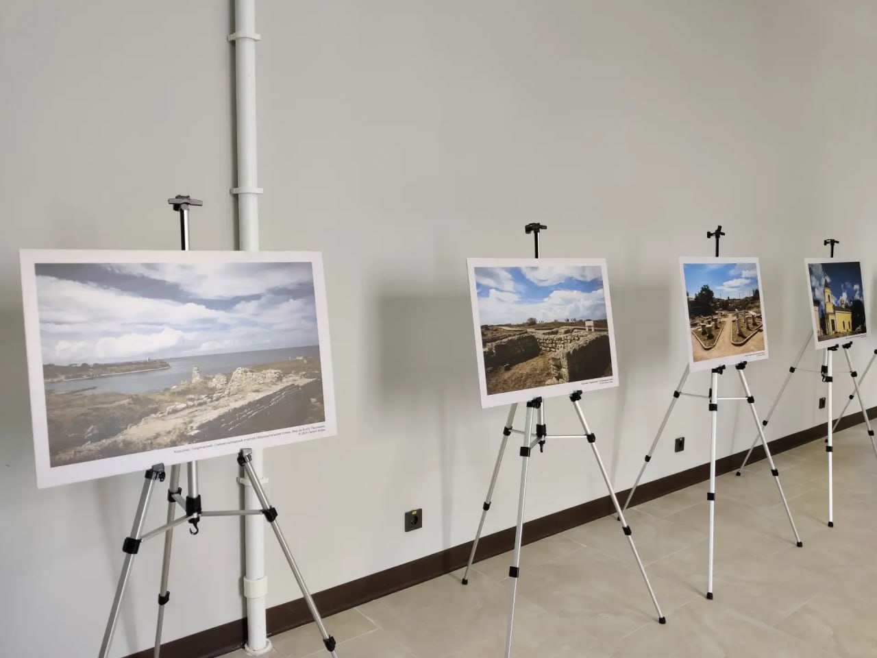 В Краеведческом музее города Мариуполя проходит фотовыставка «Два Херсонеса» В Краеведческом музее города Мариуполя проходит фотовыставка «Два Херсонеса»