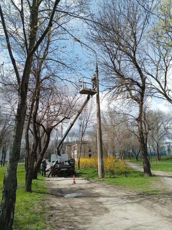 В Жовтневом районе энергетики устранили короткие замыкания в сетях В Жовтневом районе энергетики устранили короткие замыкания в сетях