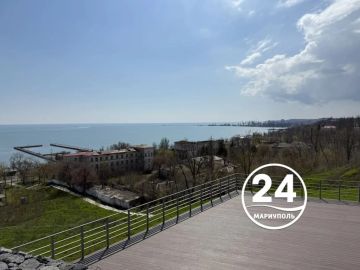 Вид на море со смотровой площадки в Приморском парке Мариуполя