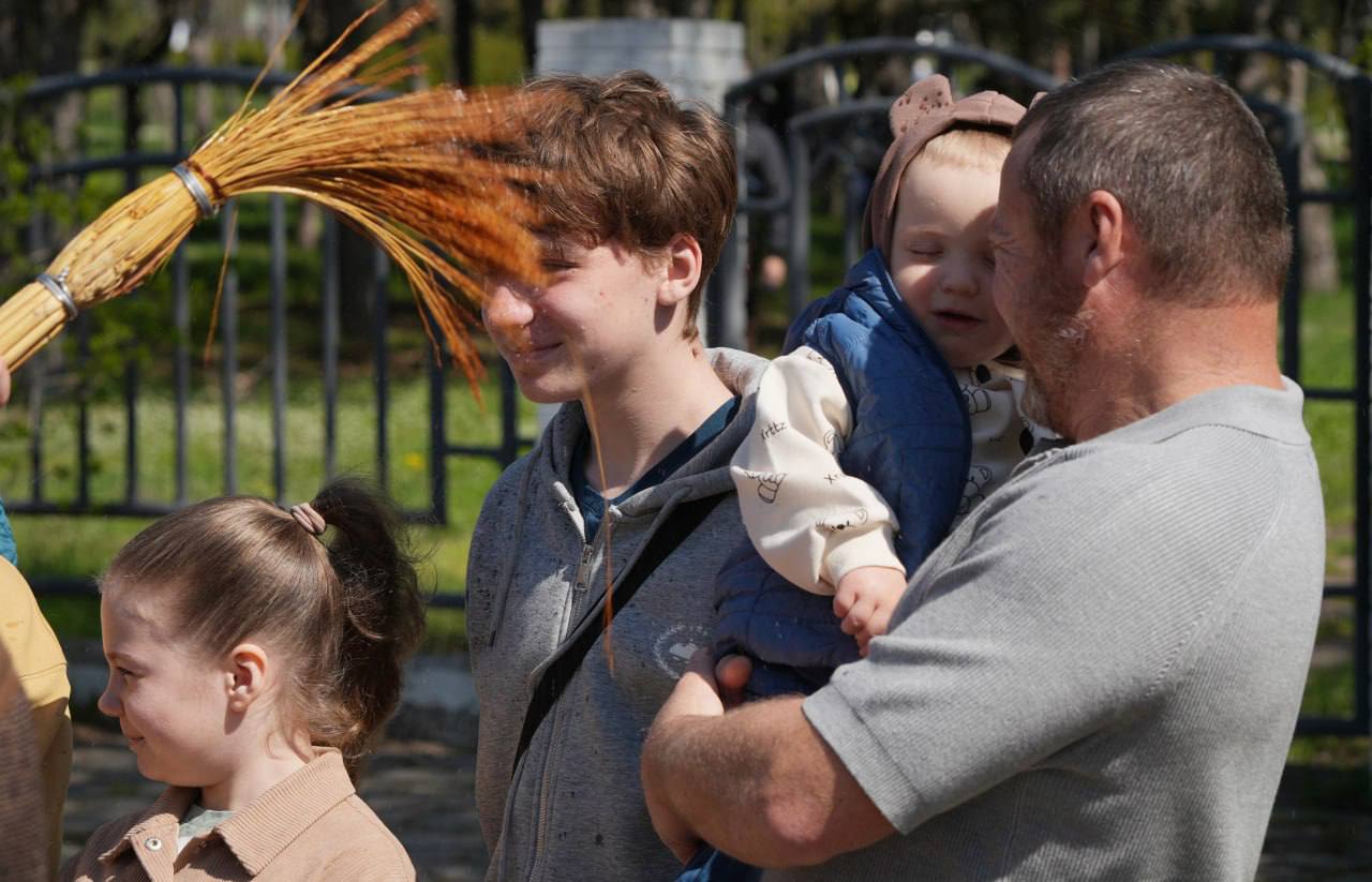 В Мариуполе светлое Христово Воскресение объединило тысячи горожан В Мариуполе светлое Христово Воскресение объединило тысячи горожан