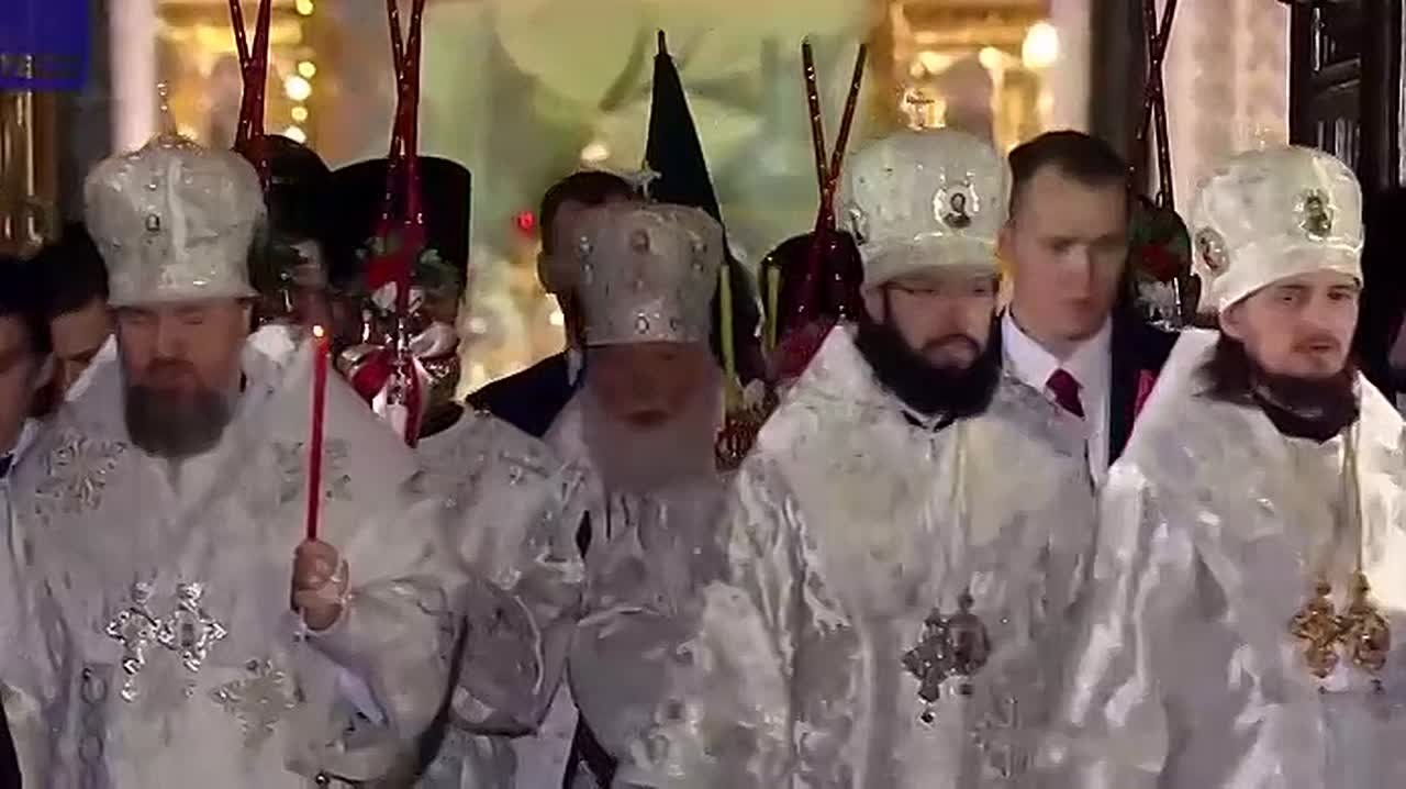 Крестный ход у Храма Христа Спасителя в Москве - как часть пасхального богослужения