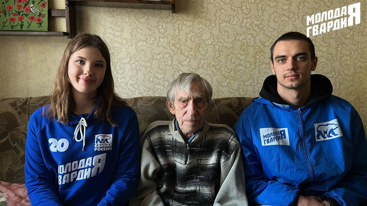 Активисты «Молодой гвардии» поздравили ветеранов Великой Отечественной войны — Федченко Тамару Петровну, Крицкого Юрия Евгеньевича и Устинову Валентину Семёновну — с Пасхальным воскресеньем Активисты «Молодой гвардии» поздравили ветеранов Великой Отечественной войны — Федченко Тамару Петровну, Крицкого Юрия Евгеньевича и Устинову Валентину Семёновну — с Пасхальным воскресеньем
