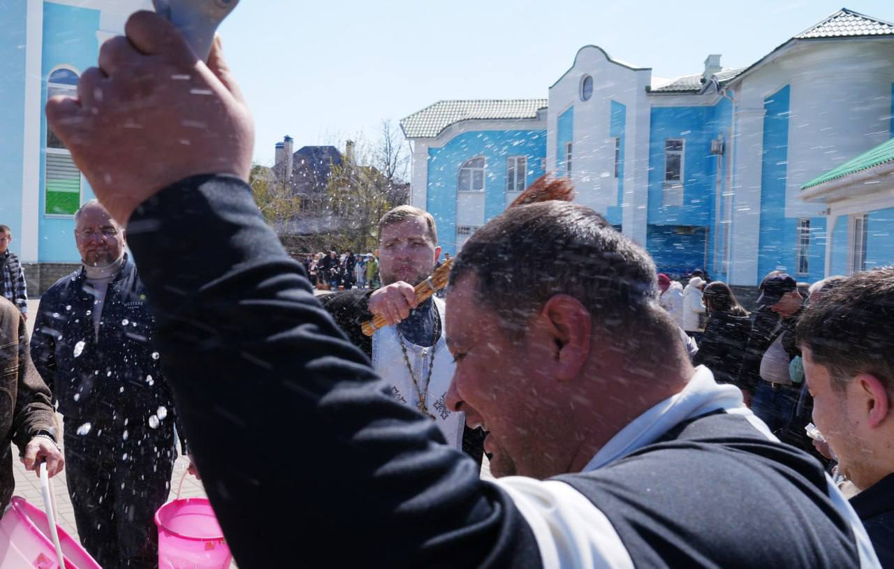 В Мариуполе светлое Христово Воскресение объединило тысячи горожан В Мариуполе светлое Христово Воскресение объединило тысячи горожан