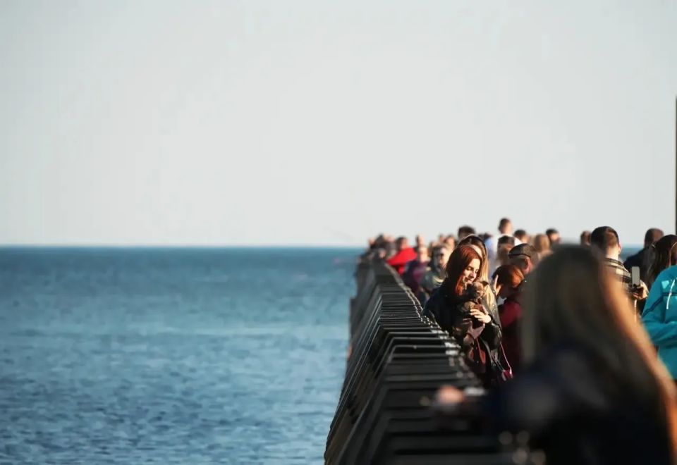 Пришла весна - пора к морю!: Жители юга ДНР массово выходят на прогулки по набережным