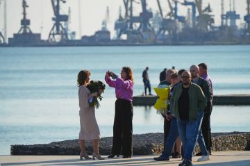 Пришла весна - пора к морю!: Жители юга ДНР массово выходят на прогулки по набережным
