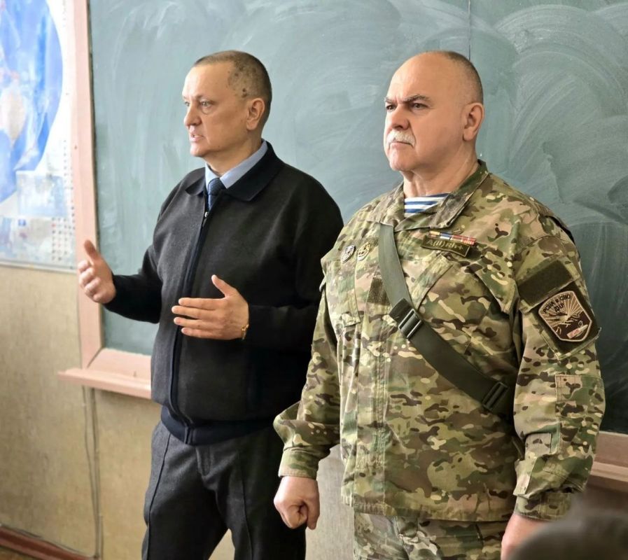 Дмитрий Огилец: Сегодня совместно с представителями Военного следственного Управления Следственного Комитета Российской Федерации по Объединённой группировке войск провёл урок мужества для учеников ГБОУ «Школа № 2 им. Героя... Дмитрий Огилец: Сегодня совместно с представителями Военного следственного Управления Следственного Комитета Российской Федерации по Объединённой группировке войск провёл урок мужества для учеников ГБОУ «Школа № 2 им. Героя...